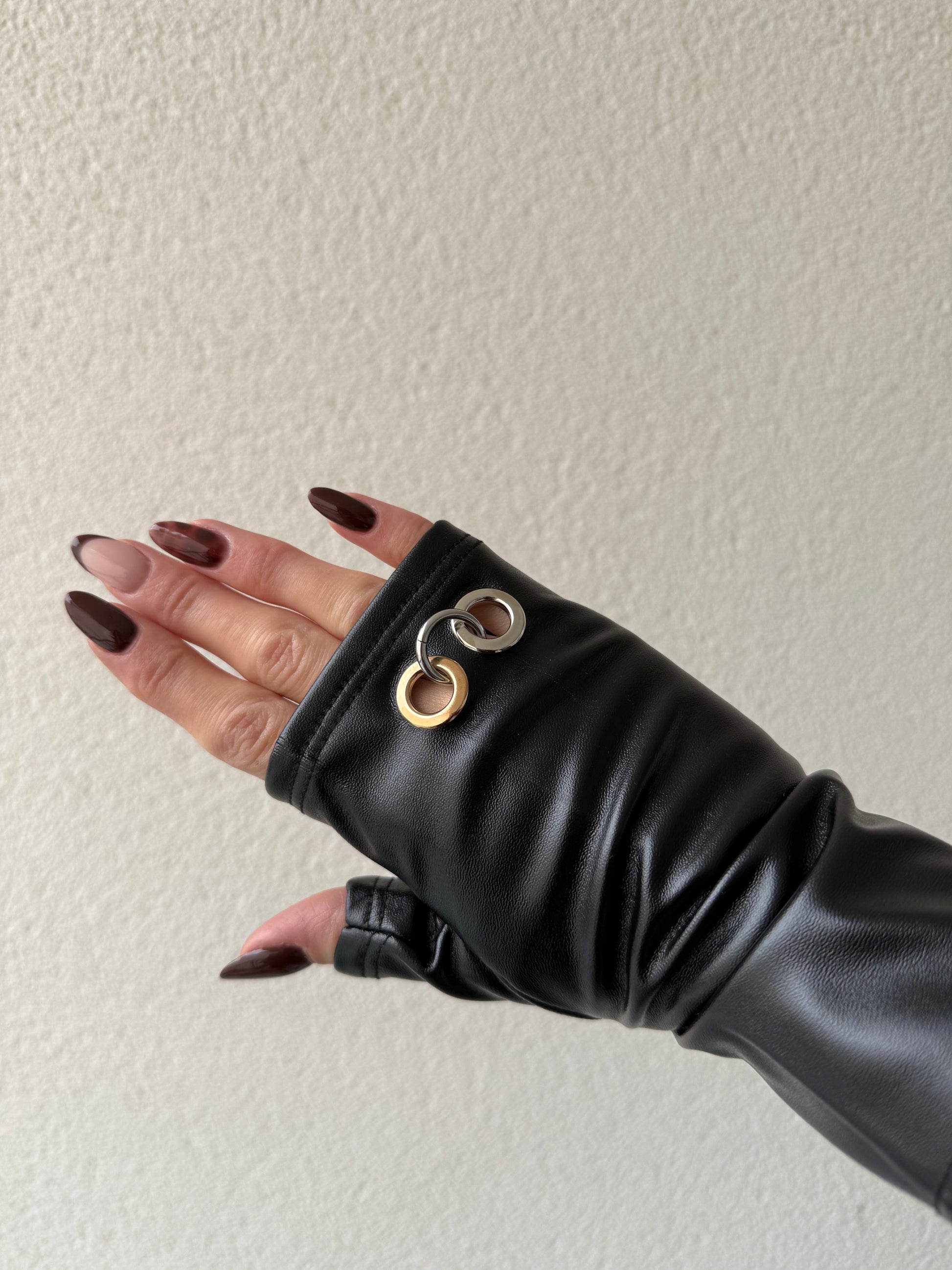 Mitaine simili cuir œillets